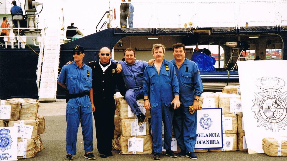 Cinco de los agentes que abordaron el Tammsaare en la operación Temple, junto a la droga.