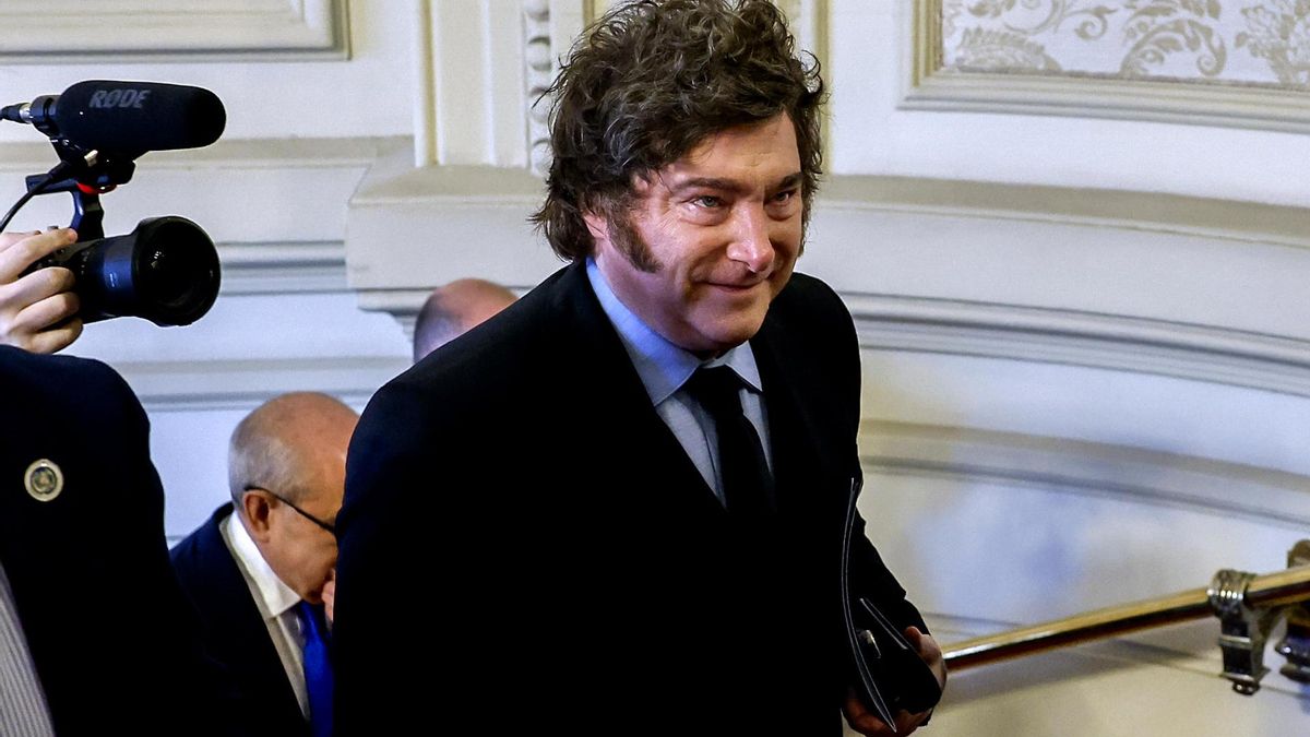Milei acusa a Sánchez de ser un "impresentable dictador" y pide echar a los socialistas "a patadas"