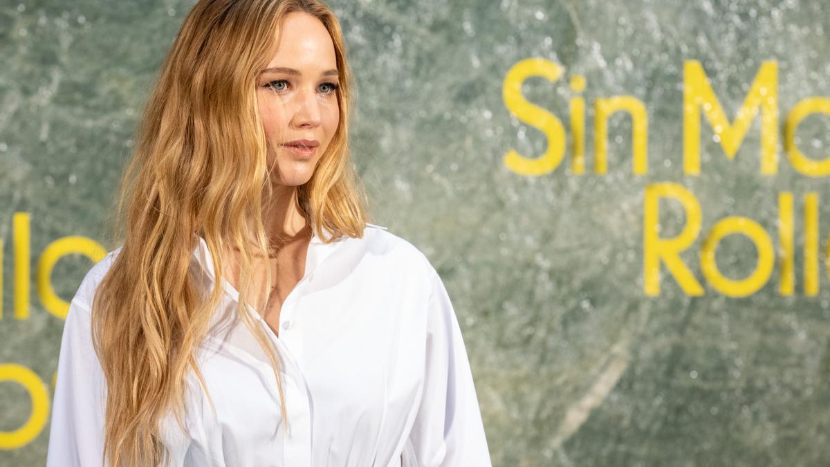 Jennifer Lawrence posa durante el photocall de la película 'Sin malos rollos' en el Four Seasons Madrid en 2023.