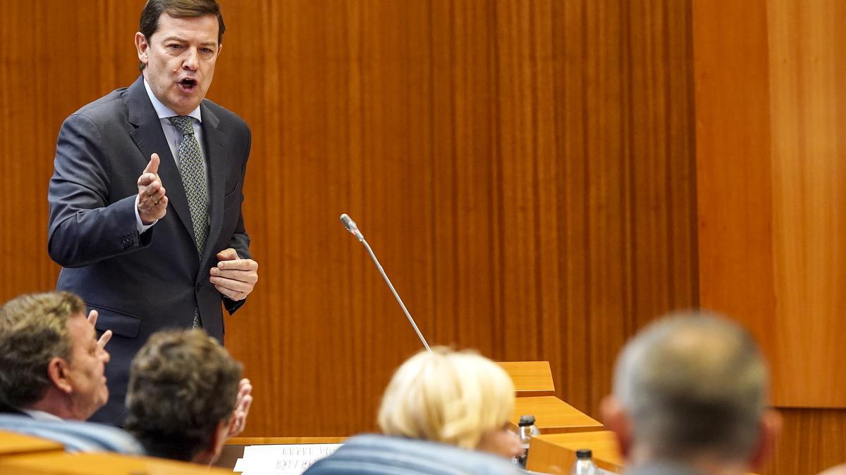 La Fiscalía abre una investigación tras una denuncia contra Mañueco por los incendios de agosto