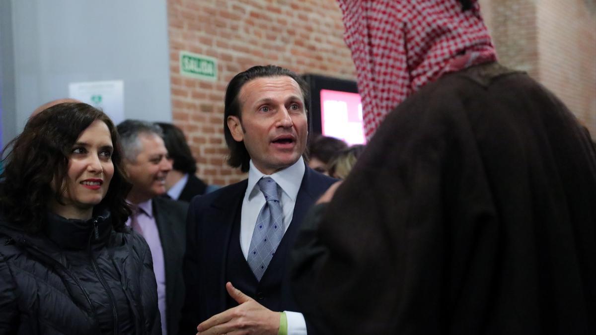 La presidenta de la Comunidad de Madrid, Isabel Díaz Ayuso, y el cofundador de ACOM, David Hatchwell, en Madrid a 17 de diciembre de 2019.