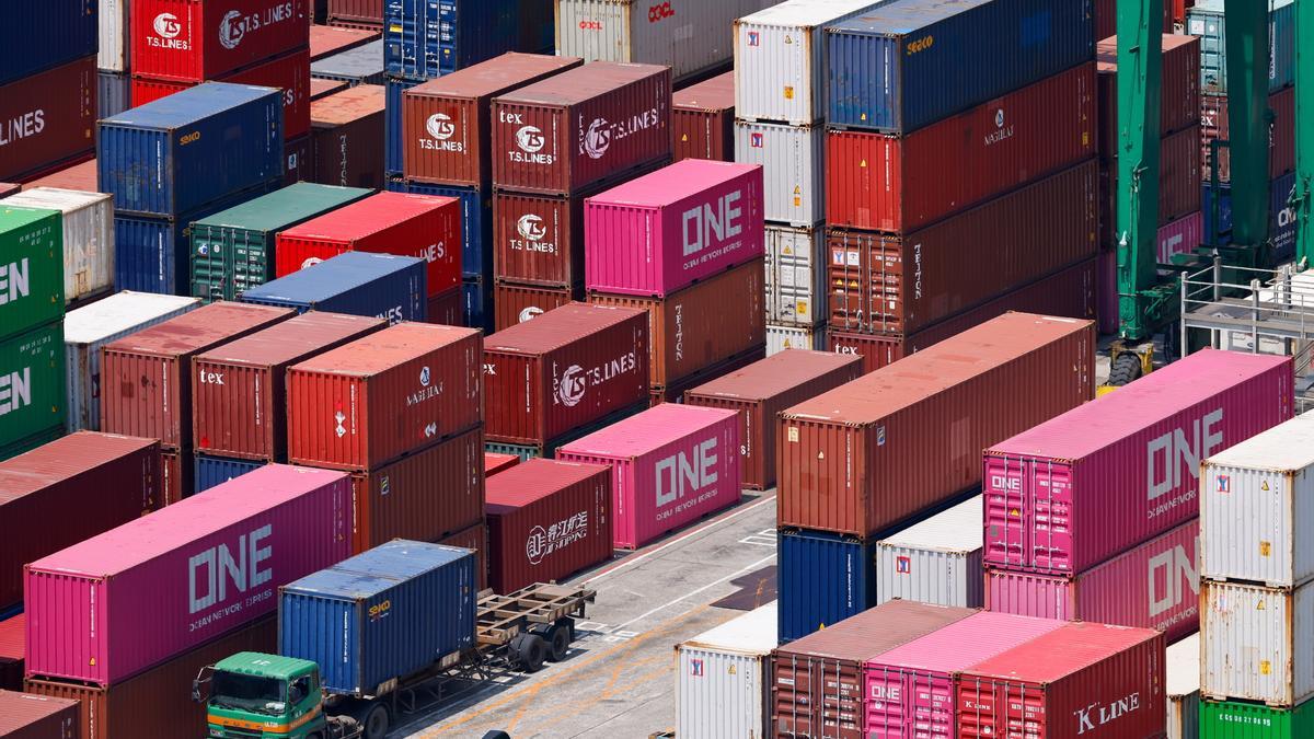 Entran en vigor los nuevos aranceles de Trump y arrecia la guerra comercial con sus socios