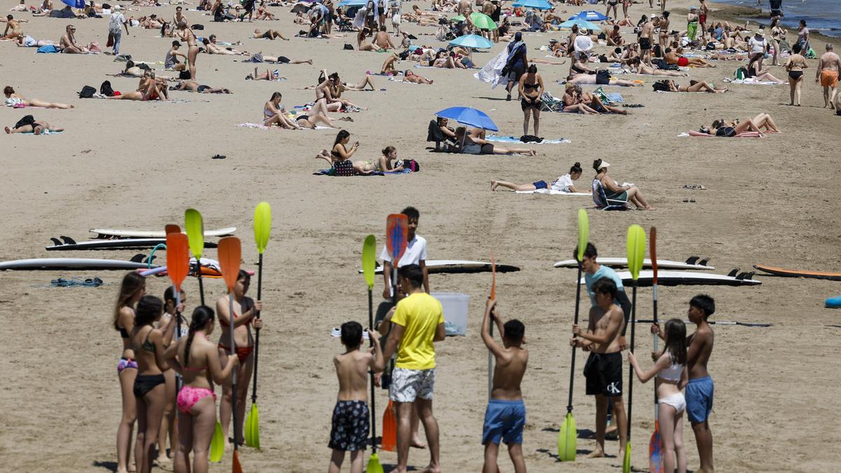 Vista general de la playa de la Malvarrosa durante la mañana del martes, en Valencia.