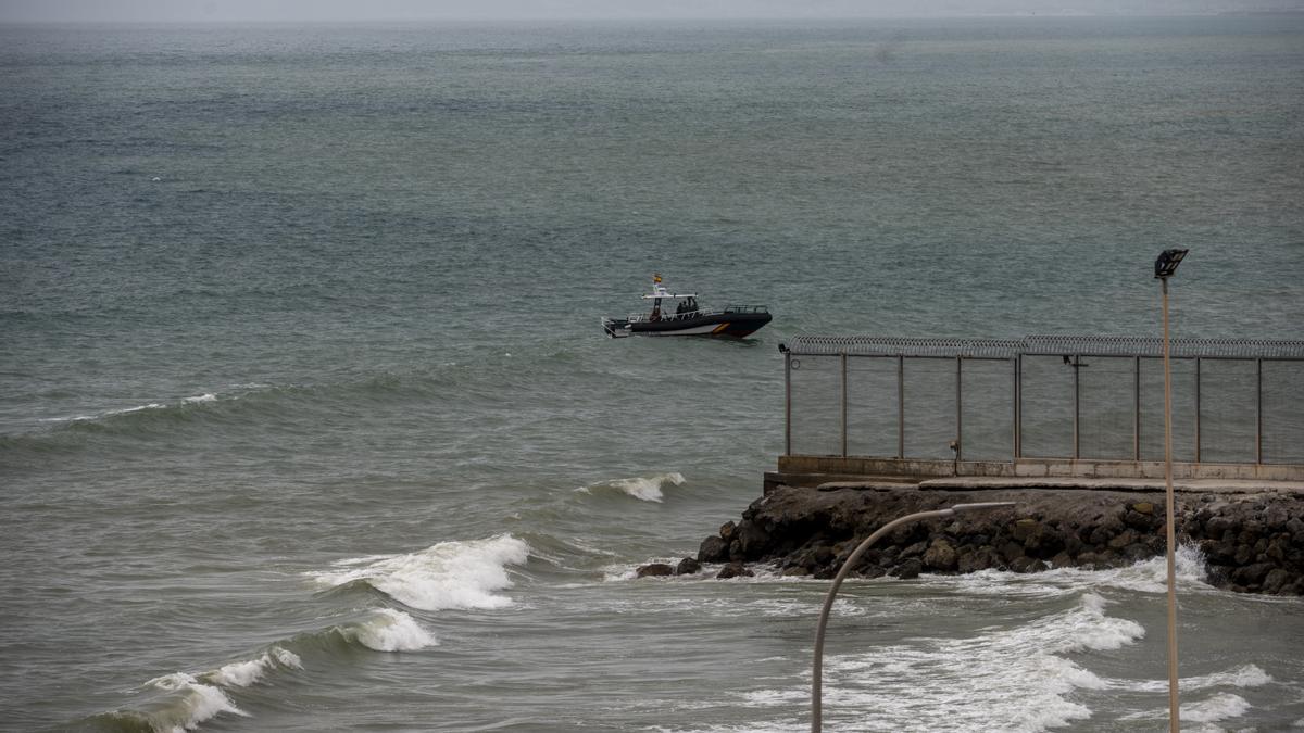 Dos embarcaciones de la guardia civil interceptan a varios migrantes, a 26 de julio de 2025, en Ceuta (España).