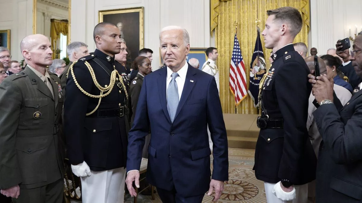 Joe Biden se retira de la Casa Blanca después de una ceremonia de entrega de la Medalla de Honor en la Sala Este de la Casa Blanca, en Washington.