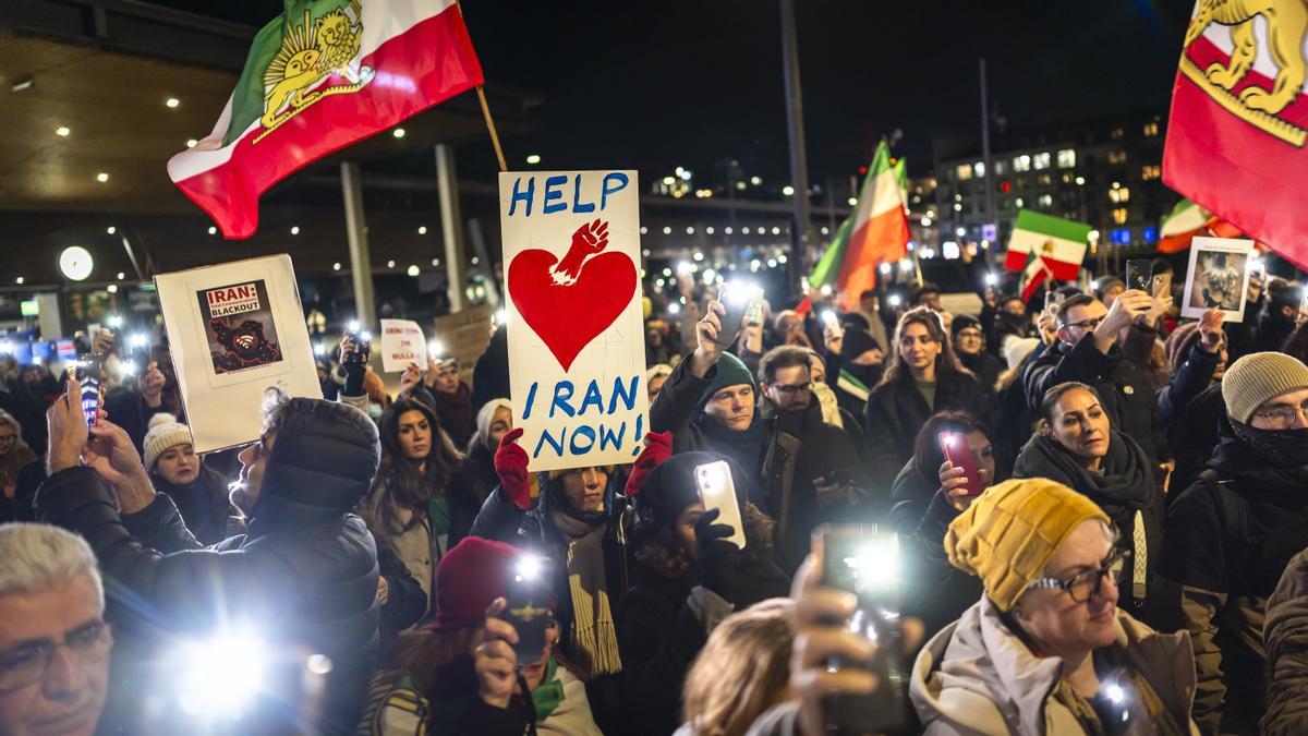 Manifestantes asisten a una concentración en apoyo a las manifestaciones masivas a nivel nacional en Irán contra el Gobierno, en Zúrich, Suiza, el 13 de enero de 2026.