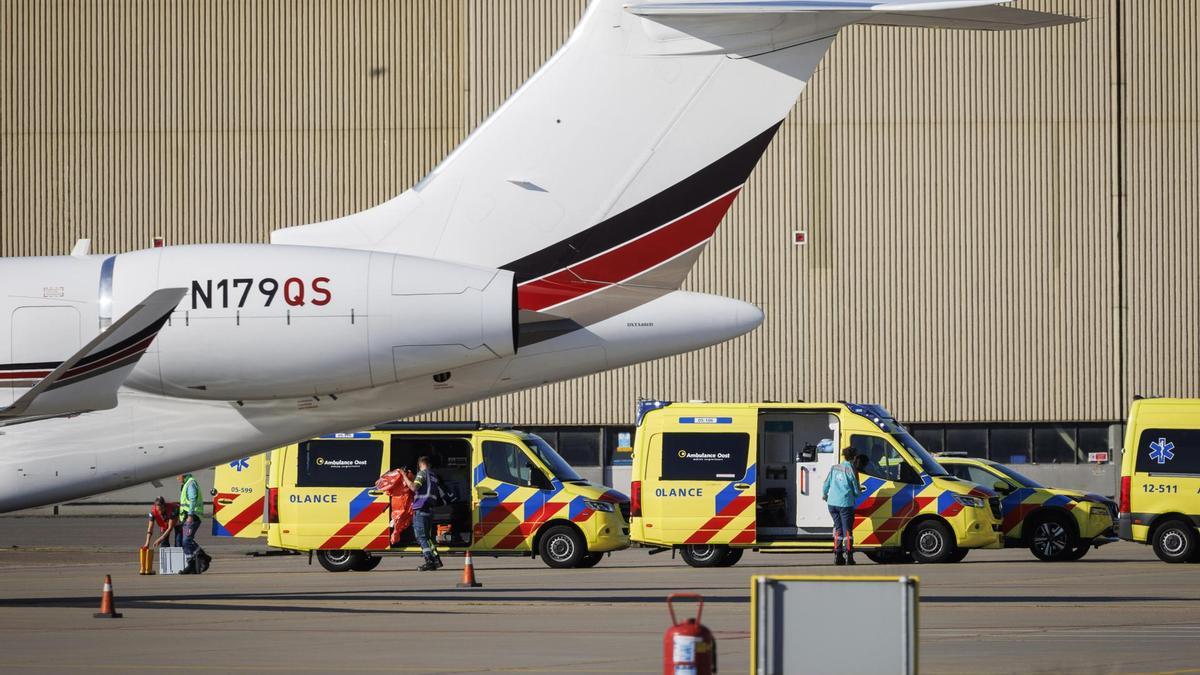 Dispositivo de evacuación de pasajareos del crucero a su llegada al aeropuerto holandés de Schiphol