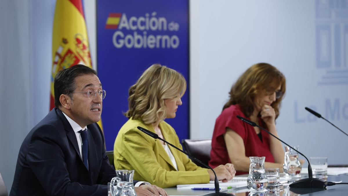 José Manuel Albares junto a las ministras Pilar Alegría y Mónica García durante la rueda de prensa del Consejo de Ministros.