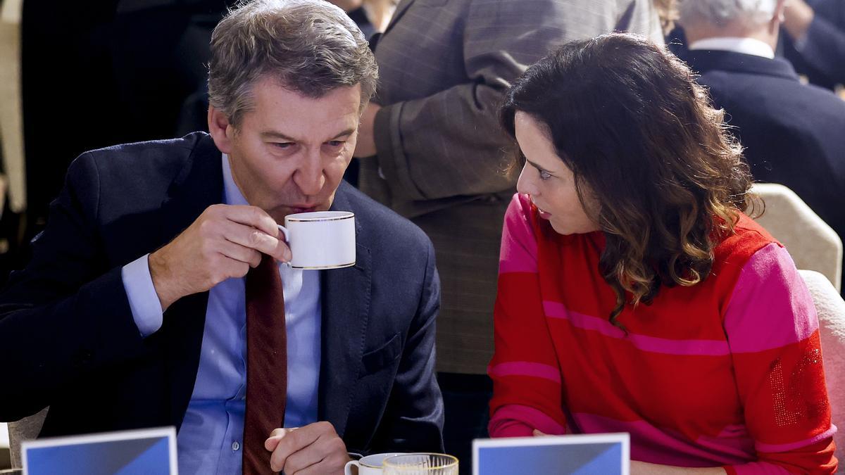 Alberto Núñez Feijóo e Isabel Díaz Ayuso durante un desayuno informativo en Madrid.