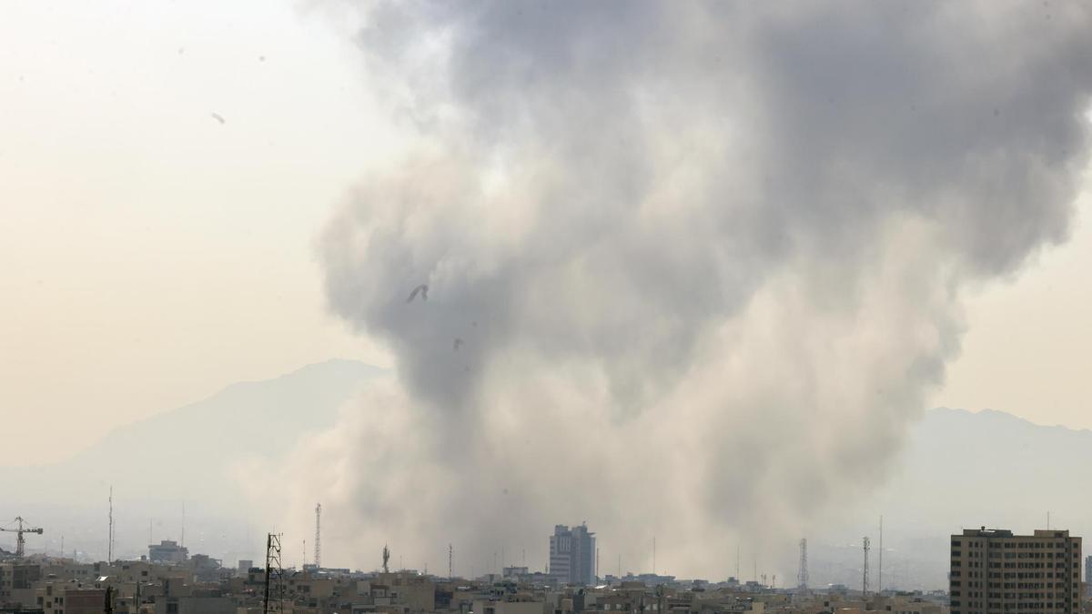 Humo se eleva en el centro de Teherán tras el ataque israelí, 28 de febrero de 2026.