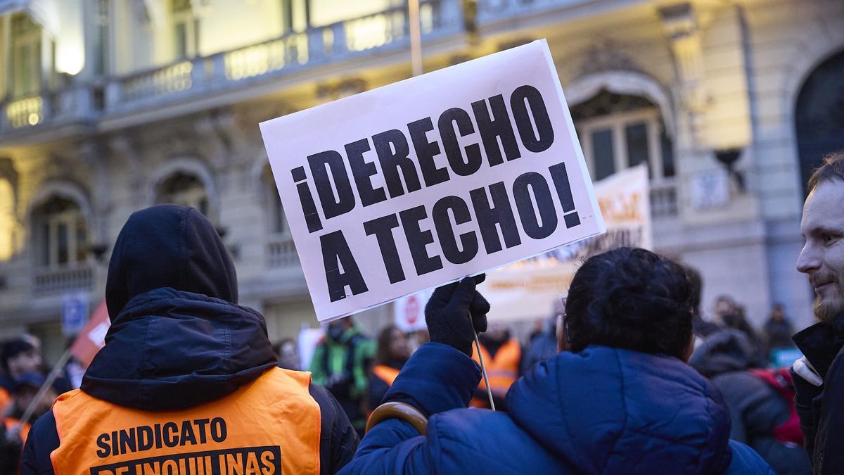 Varias personas durante una manifestación frente al Congreso (Madrid).