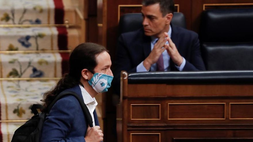 Pablo Iglesias pasa frente al escaño de Pedro Sánchez en el Pleno del Congreso.