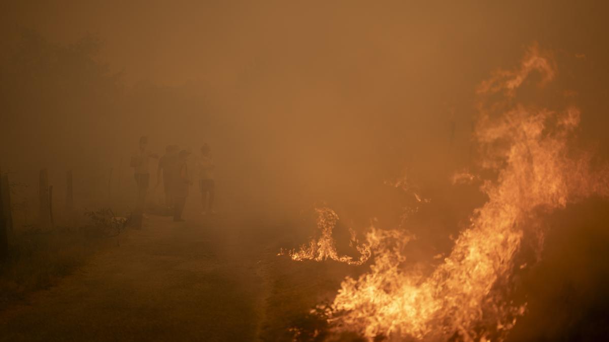 Vista del incendio forestal de Carballeda de Avia (Ourense) este domingo.