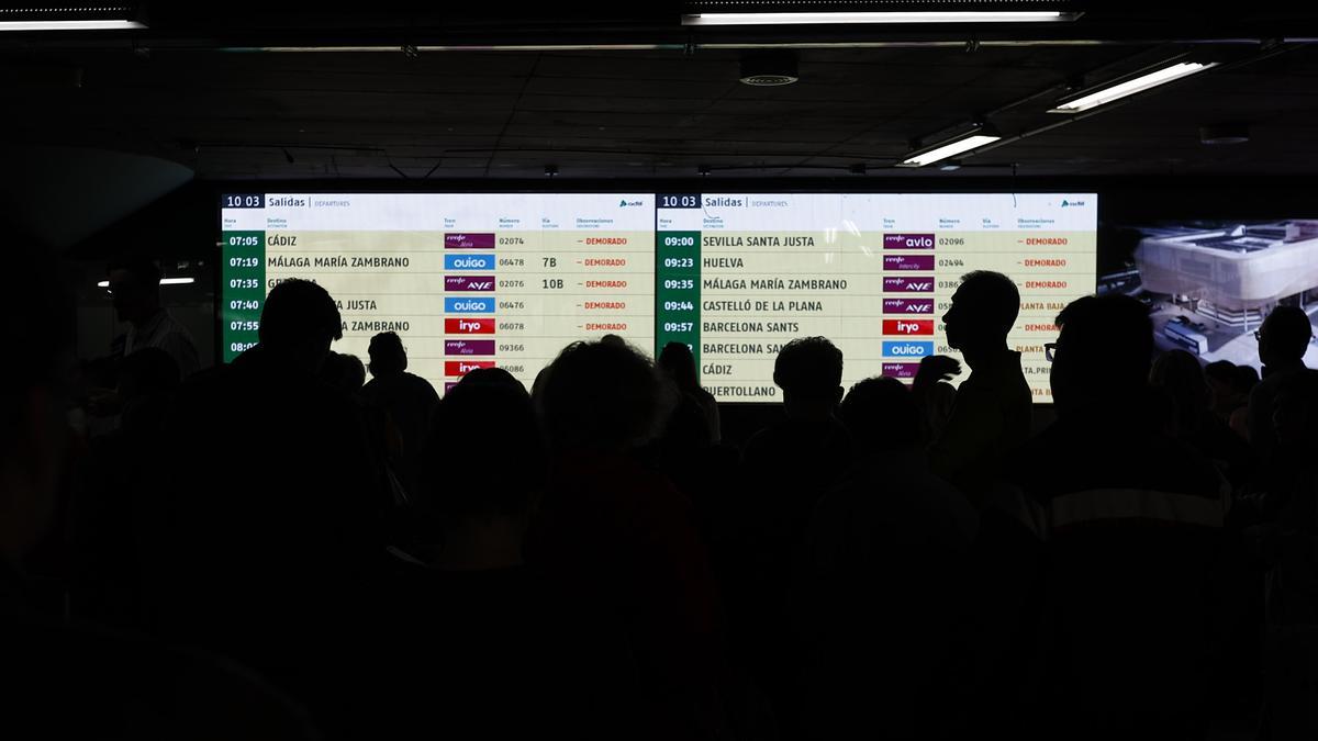 El Gobierno sostiene que hubo un sabotaje en la red ferroviaria mientras el PP intenta acorralar a Puente