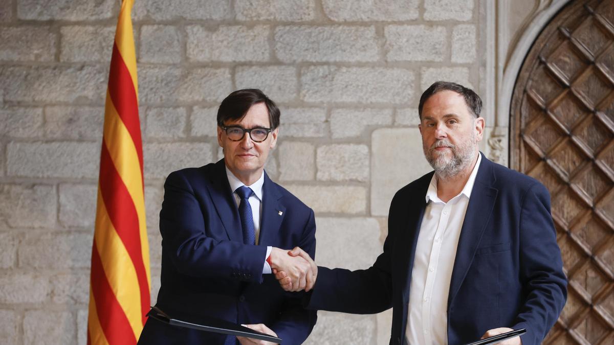 El presidente catalán, Salvador Illa, y el líder de ERC, Oriol Junqueras, formalizan la firma del acuerdo para los Presupuestos catalanes de 2026.