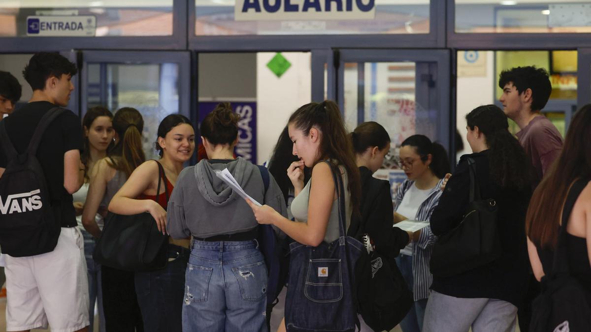 Las notas de la nueva PAU muestran una caída de aprobados, aunque el 90% supera la prueba