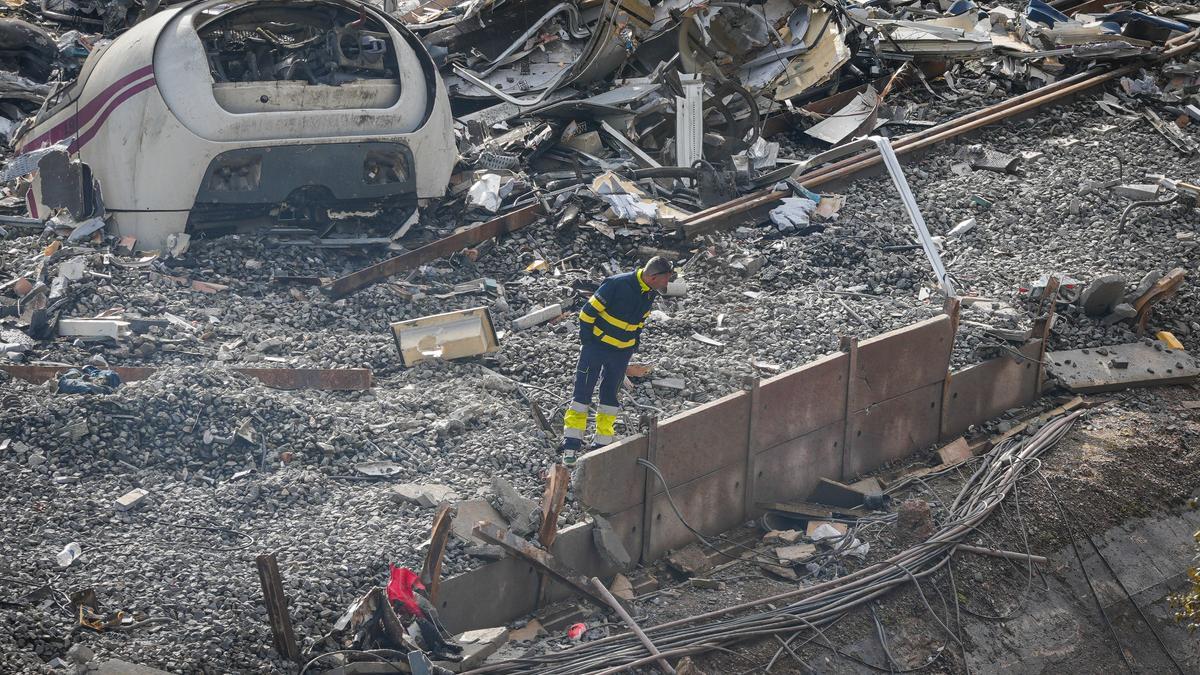 Trabajadores realizan tareas de retirada de los vagores en el punto de las vías donde tuvo lugar el accidente de trenes de Adamuz.