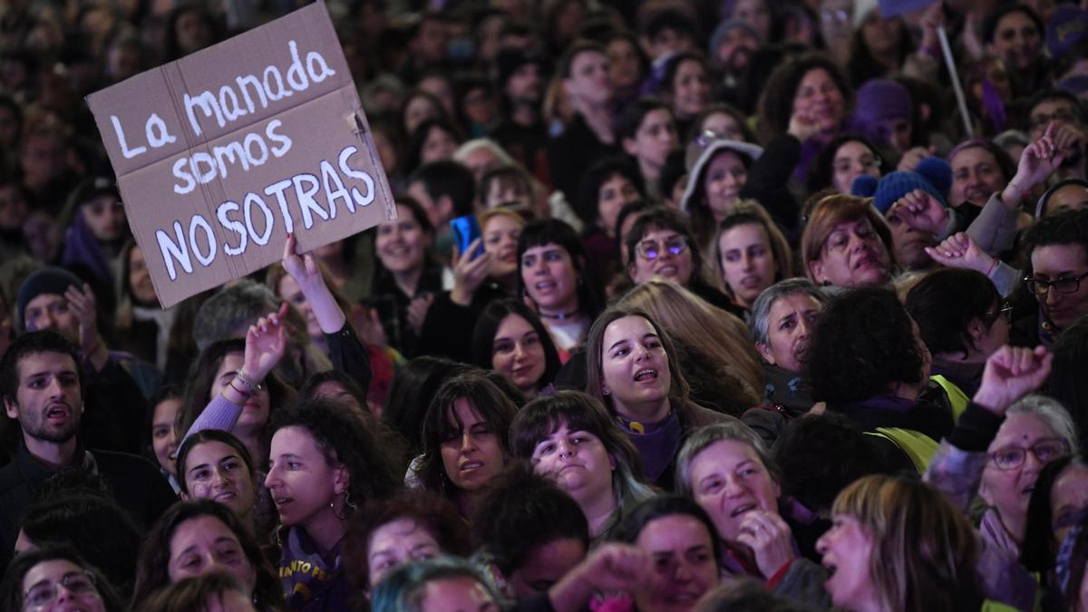 Archivo - Miles de mujeres durante una manifestación convocada por la Comisión 8M, por el 8M, en 2023.