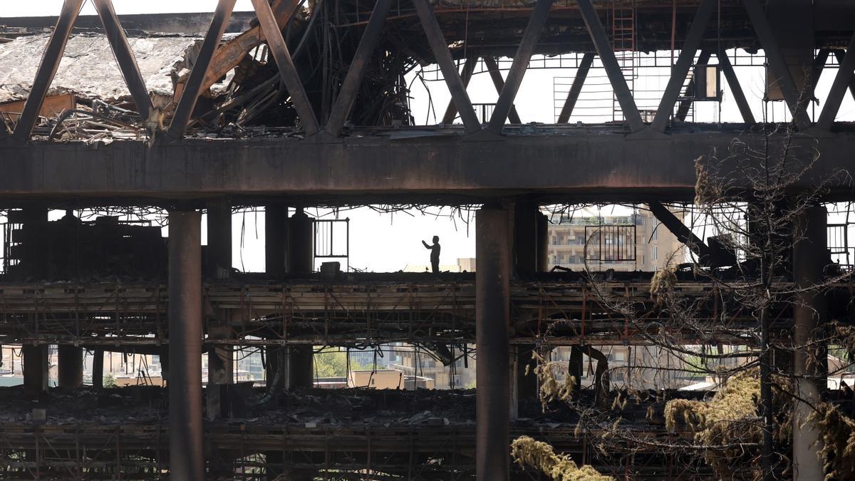 Vista del edificio de la Televisión Estatal de Irán (IRIB) dañado tras un ataque aéreo israelí en Teherán.