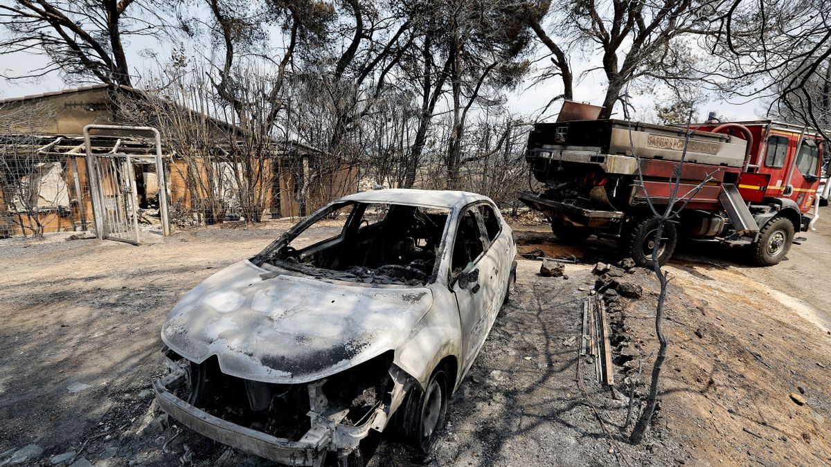 Una casa calcinada permanece en pie tras un gran incendio forestal en Ponteves, al sur de Francia, el 22 de julio de 2026.