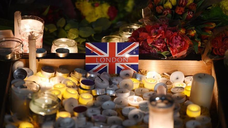 Vista de unas velas encendidas durante la vigilia en la céntrica plaza de Trafalgar, en Londres