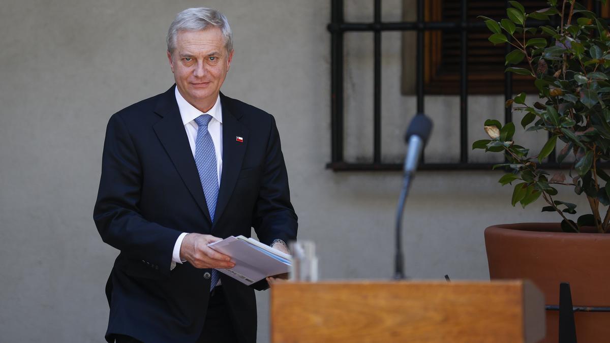 El presidente electo de Chile, Jose Antonio Kast, se prepara para dar declaraciones en el Palacio de La Moneda, en Santiago (Chile).