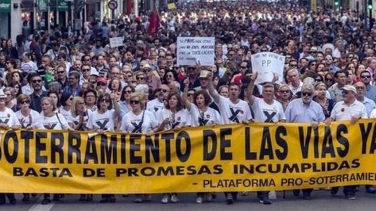 Manifestación de los vecinos de Murcia para exigir el soterramiento de las vías antes de la llegada del AVE a la ciudad.