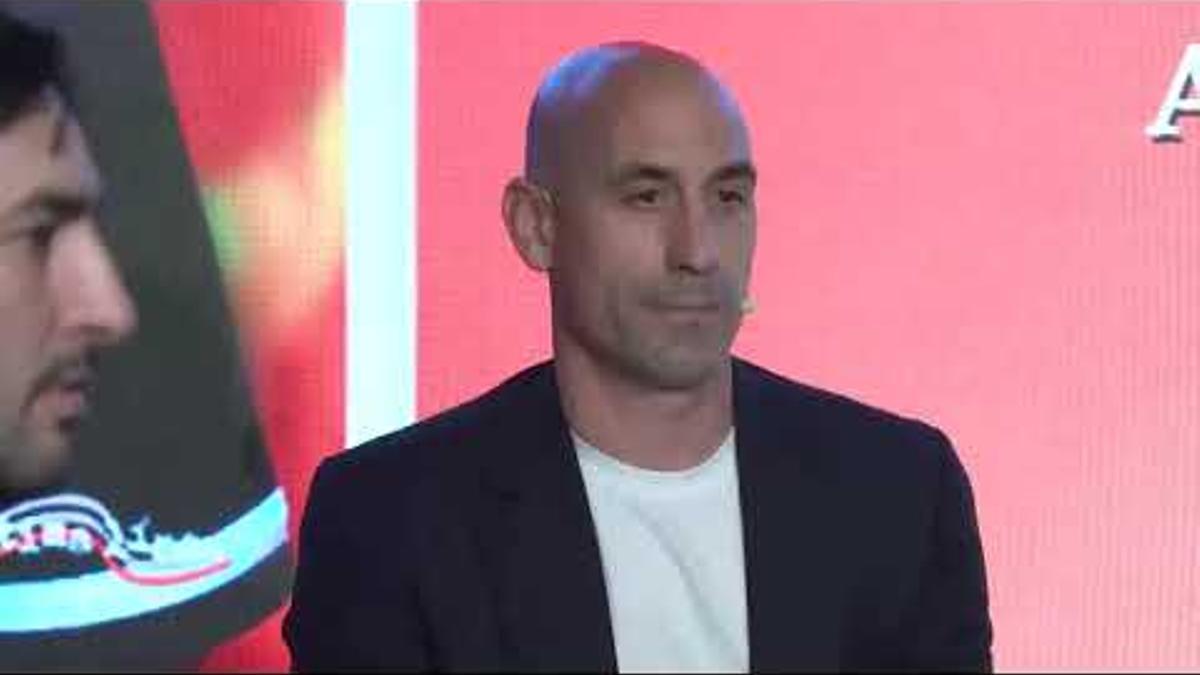Luis Rubiales, atacado por su tío durante la presentación de su libro