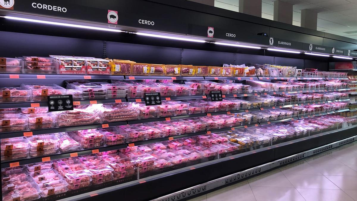 Archivo - Lineal con carne fresca en un supermercado