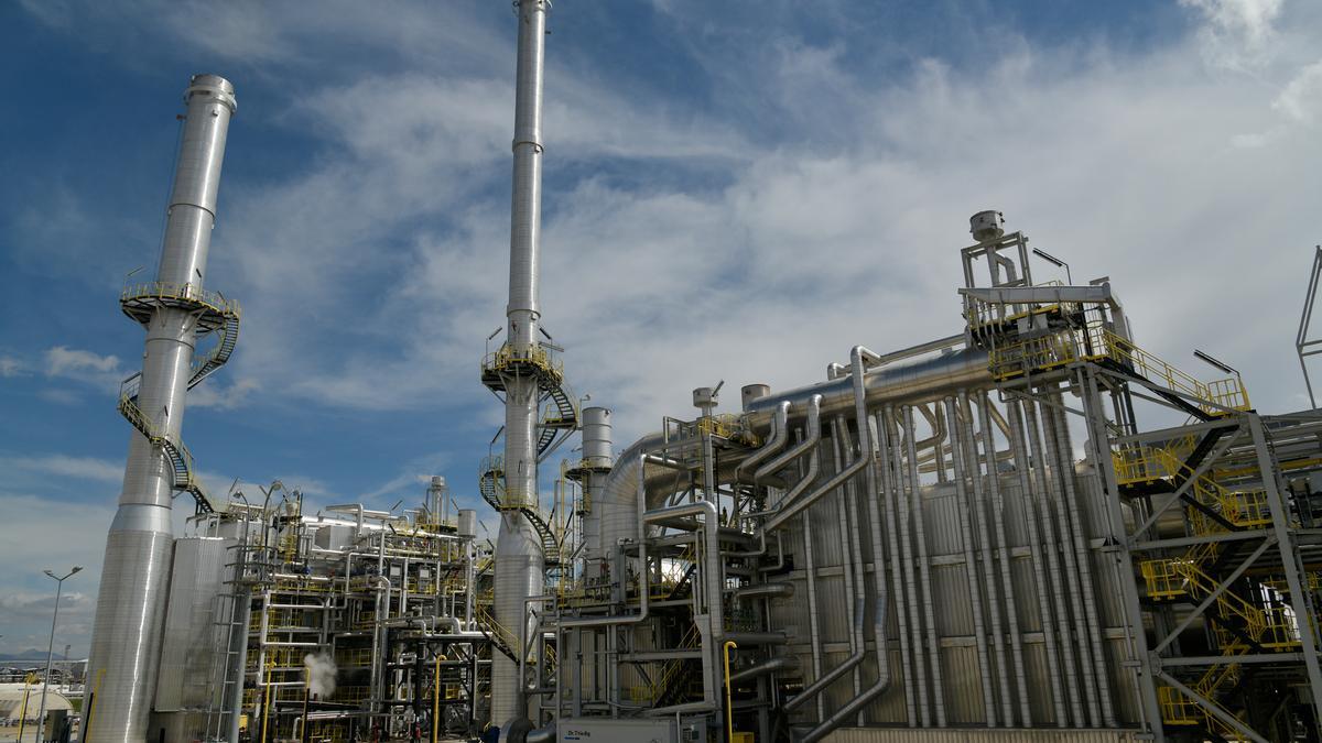 Refinería de la compañía turca Tupras, una de las empresas que vende a Europa combustible refinado de origen ruso.