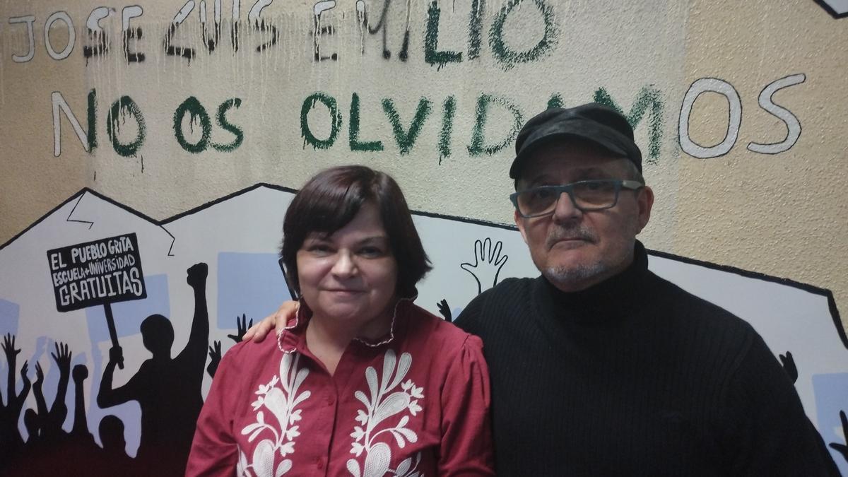 Mari Carmen Martínez, hermana de Emilio, y Javier Montañés, hermano de José Luis, junto al mural que homenajea a sus hermanos asesinados en 1979.