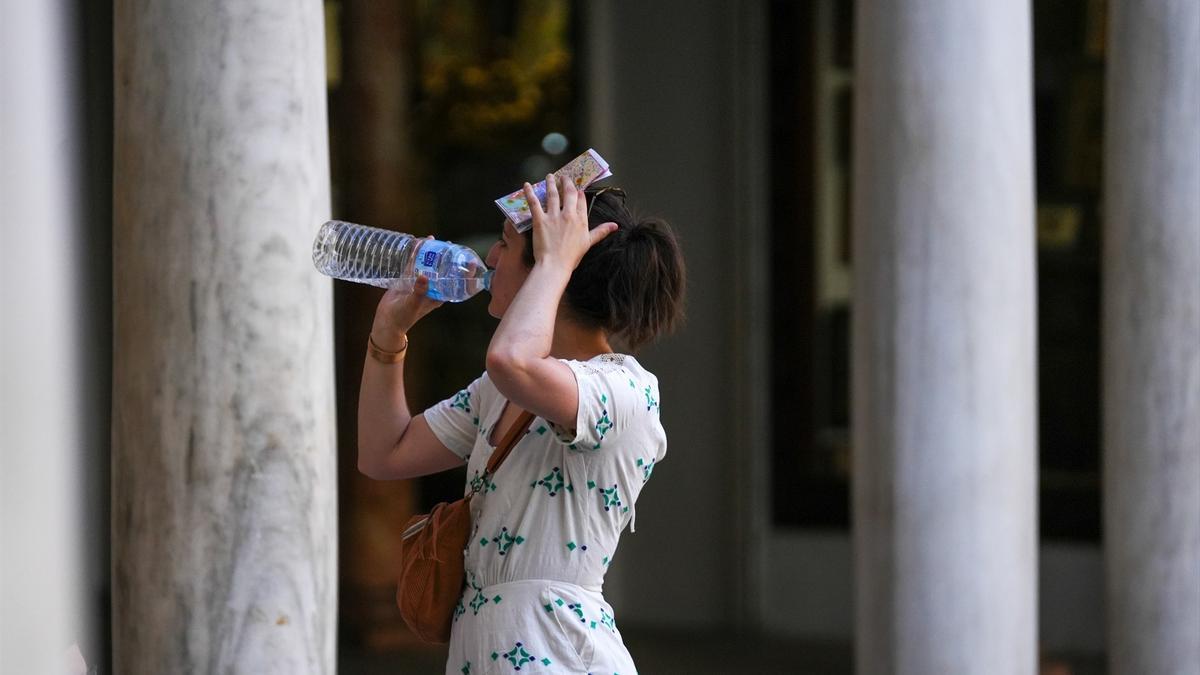 Una mujer bebiendo agua, a 28 de mayo de 2025, en Sevilla (Andalucía, España).