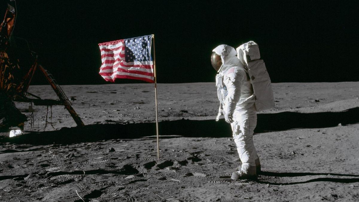 El astronauta Edwin E. Aldrin Jr., piloto de la misión Apollo 11, posa en la superficie de la Luna, en julio de 1969.