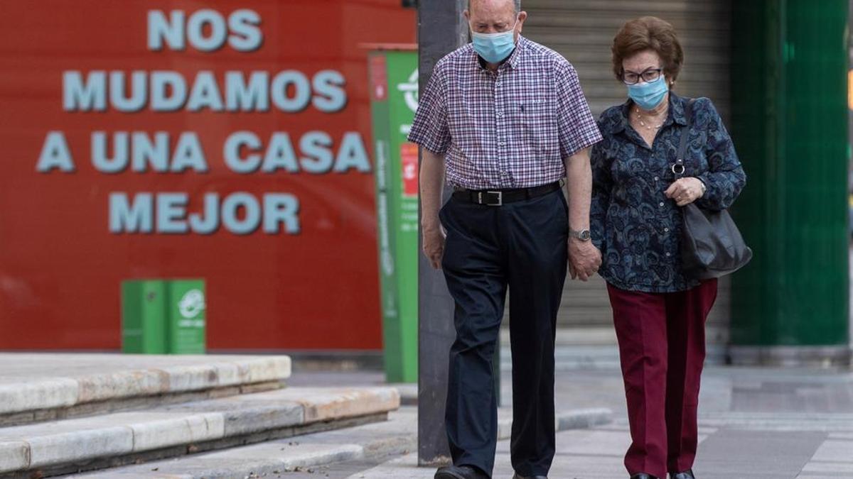 Una pareja pasea por la Gran Vía de Murcia, este martes, en el segundo día de la fase 0 de desescalada debido a la pandemia del coronavirus.