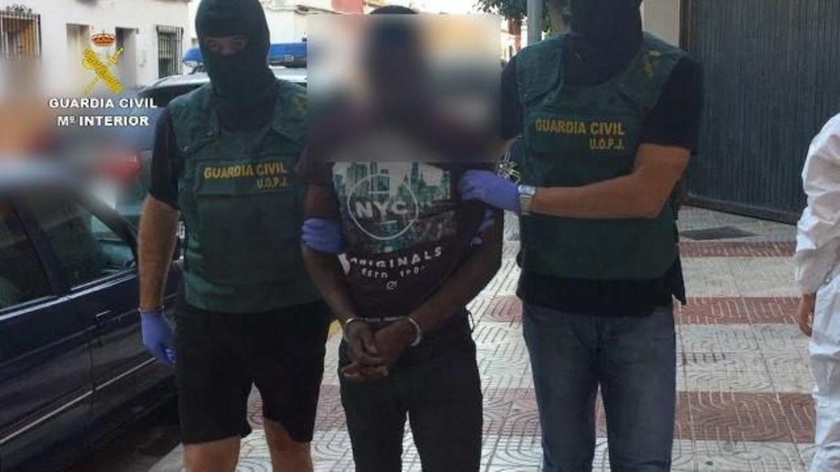 La Guardia Civil detiene a la pareja y proxeneta de la mujer hallada muerta en el vertedero de Gádor