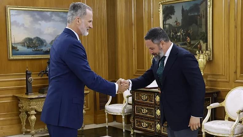 Santiago Abascal se inclina mientras saluda a Felipe de Borbón durante una visita del líder de Vox al Palacio de la Zarzuela en agosto de 2023.