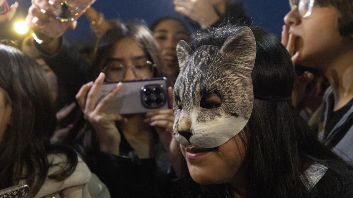 Una adolescente con una máscara de gata el pasado sábado cuando centenares de jóvenes se han congregado a la espectativa de la concentración de 'therians' que estaba prevista en Barcelona.