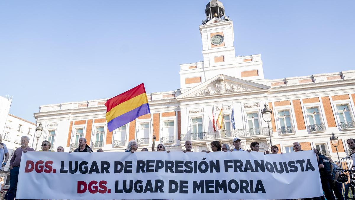 Decenas de personas durante una concentración por la colocación de una placa en memoria de las víctimas del franquismo, en la Puerta del Sol, a 3 de julio de 2024.