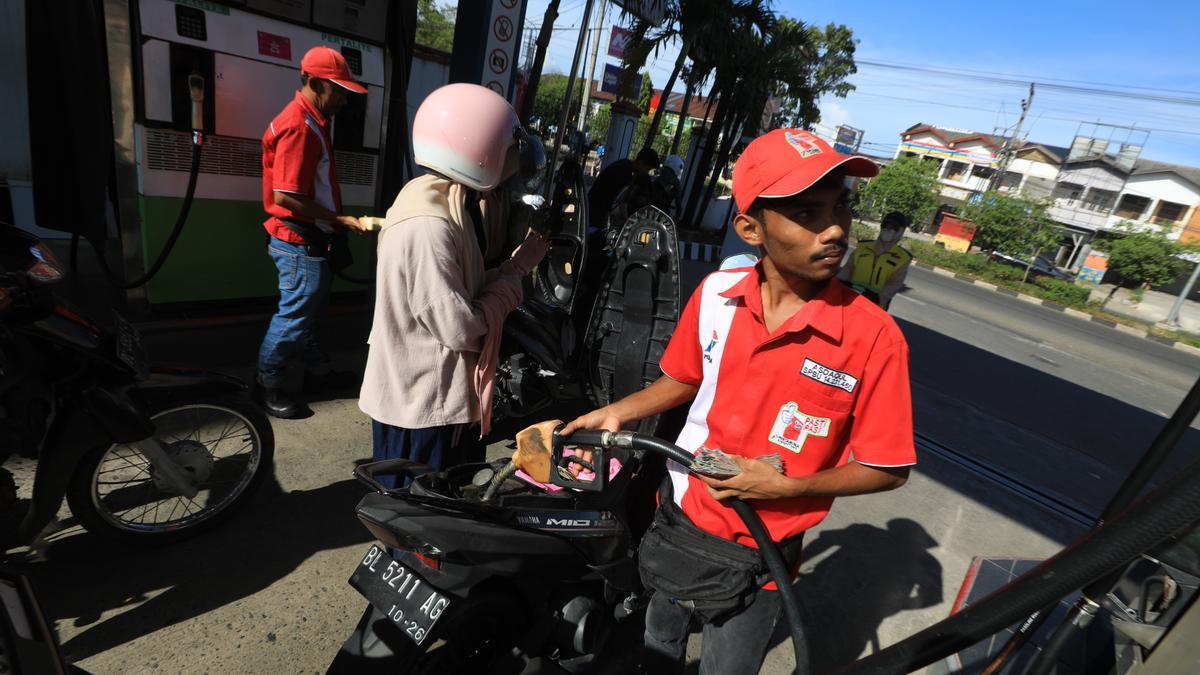 Un empleado (a la derecha) repostaba una motocicleta en una gasolinera de Banda Aceh, Indonesia, el 14 de abril de 2026.