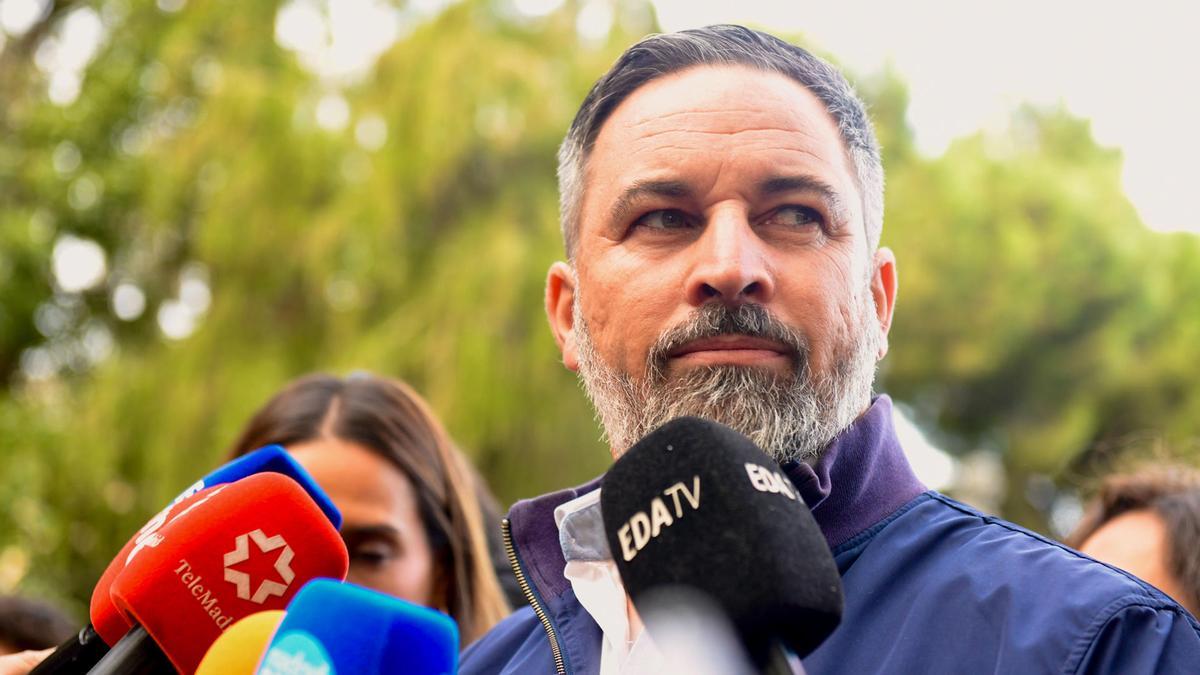 Abascal sostiene, tras no acudir a la tribuna para ver el desfile, que el Rey no se va a ofender