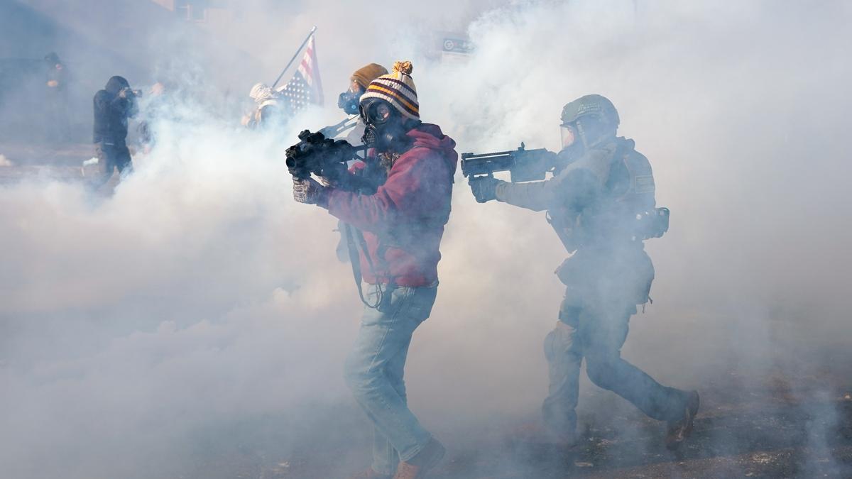 Agentes federales reprimen a manifestantes durante un enfrentamiento