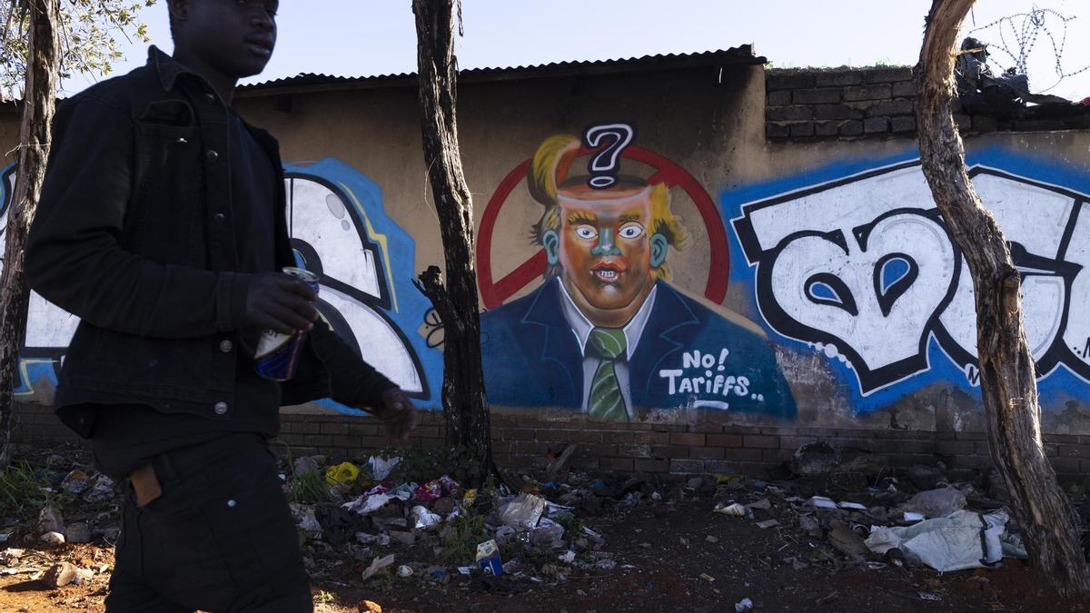 Un grafiti que representa el impacto de los aranceles del 30% impuestos por el presidente estadounidense Donald Trump se ve en un muro del centro de Johannesburgo, Sudáfrica