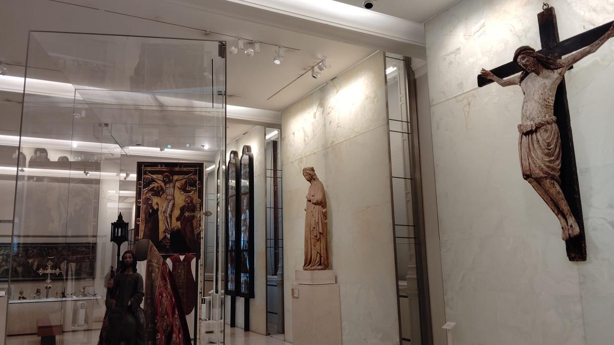 Escultura original de Leonor de Castilla, expuesta en la sala del Renacimiento del museo V&A de Londres.