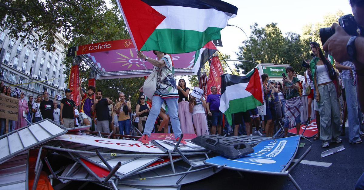 La prensa internacional recoge el 'inédito' final de La Vuelta, pero evita mojarse con la causa propalestina