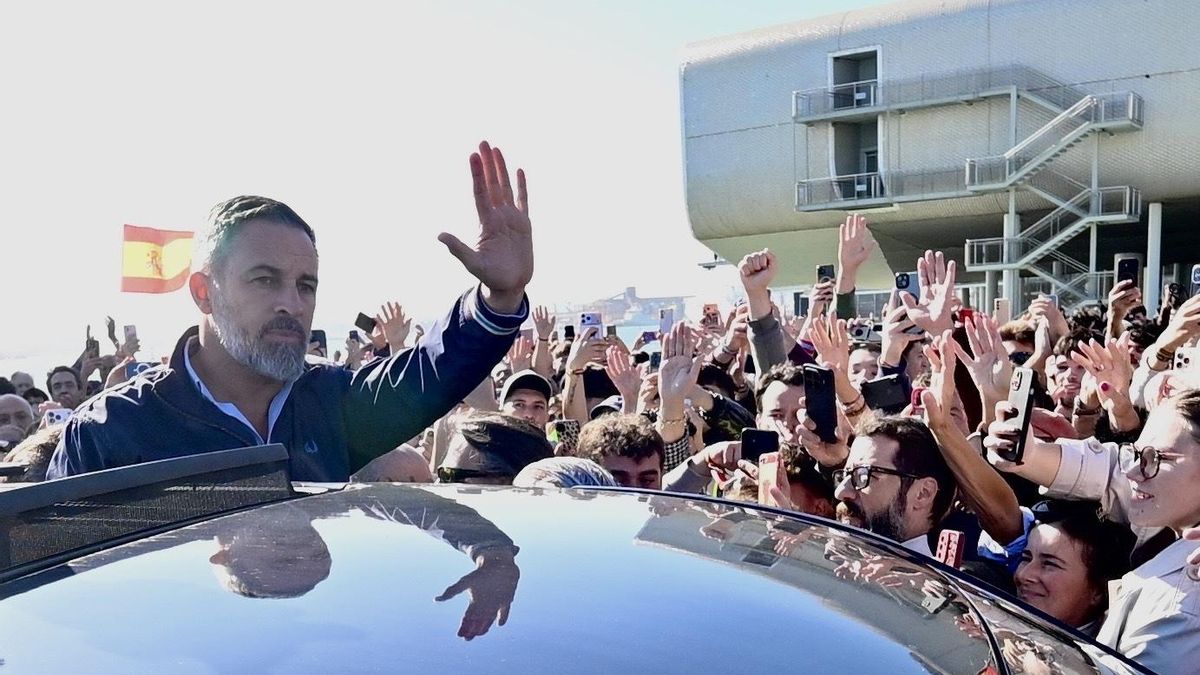 Abascal repite la estrategia de Adamuz: mantiene su agenda y agita la tragedia contra el Gobierno