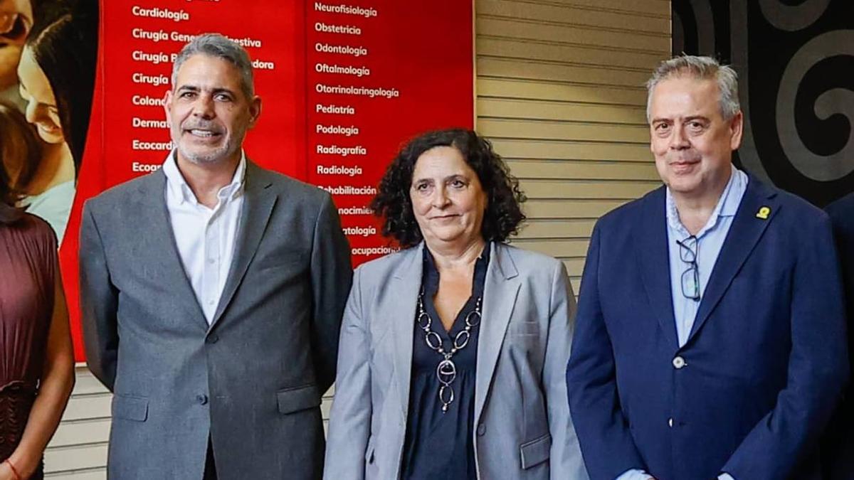 Pablo Gallart junto al Consejero de Sanidad, Antonio Gómez Caamaño, y la delegada territorial de la Xunta