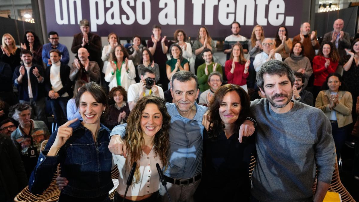 Los ministros Ernest Urtasun (d) y Mónica García (2d), acompañados de la líder de Movimiento Sumar, Lara Hernández (2i), del líder de IU, Antonio Maíllo (c), y de la portavoz de Más Madrid en el Ayuntamiento, Rita Maestre (i), durante la presentación de la nueva coalición entre Movimiento Sumar, IU, Más Madrid y los comunes para las próximas elecciones generales bajo el lema "Un paso al frente", este sábado, en el Círculo de Bellas Artes de Madrid.