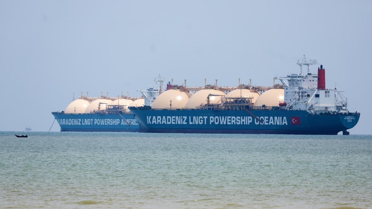 Dos barcos metaneros que portan GNL en el estrecho de Malaca, Malasia, el 15 de abril de 2026