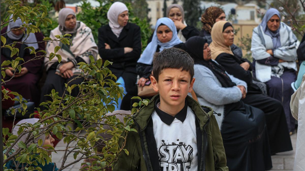 Entierro de una familia palestina asesinada por fuerzas israelíes en Tamún, Cisjordania.