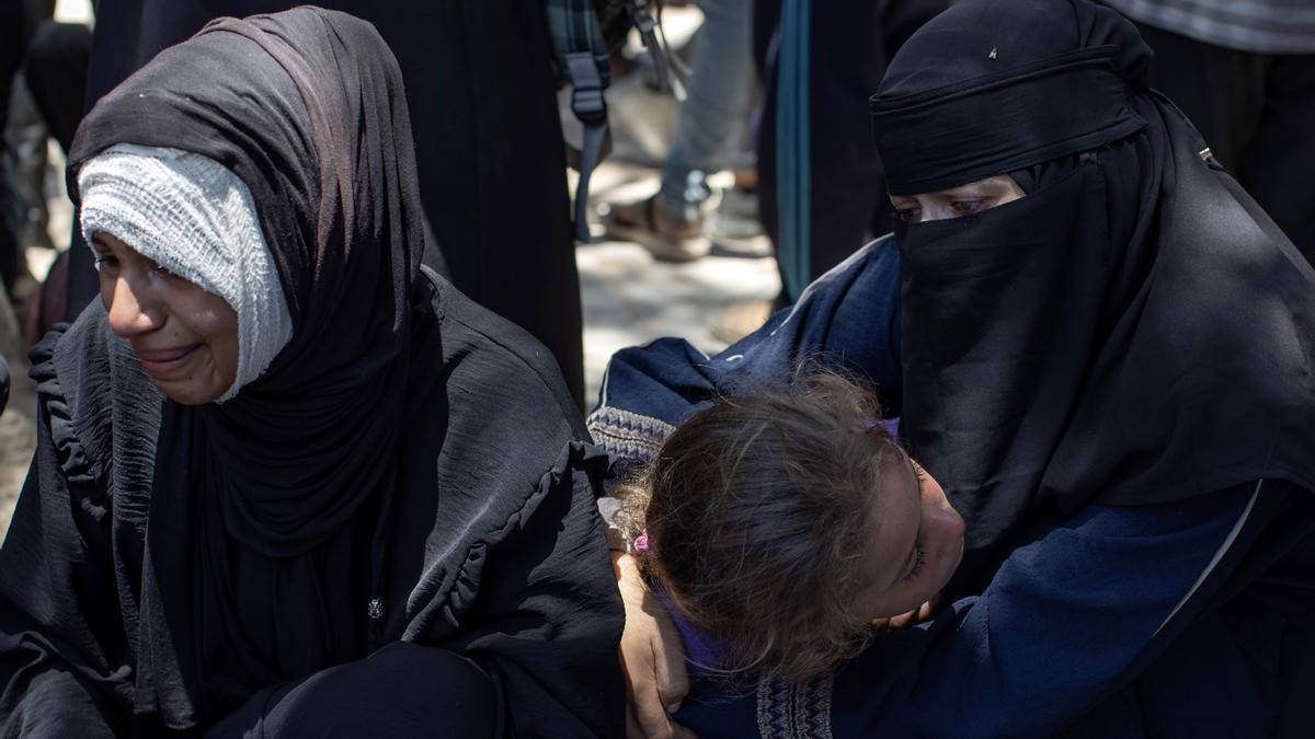 Palestinos lloran los cadáveres de las personas asesinadas a tiros en un punto de distribución de alimentos, en el Hospital Al-Shifa de la ciudad de Gaza.
